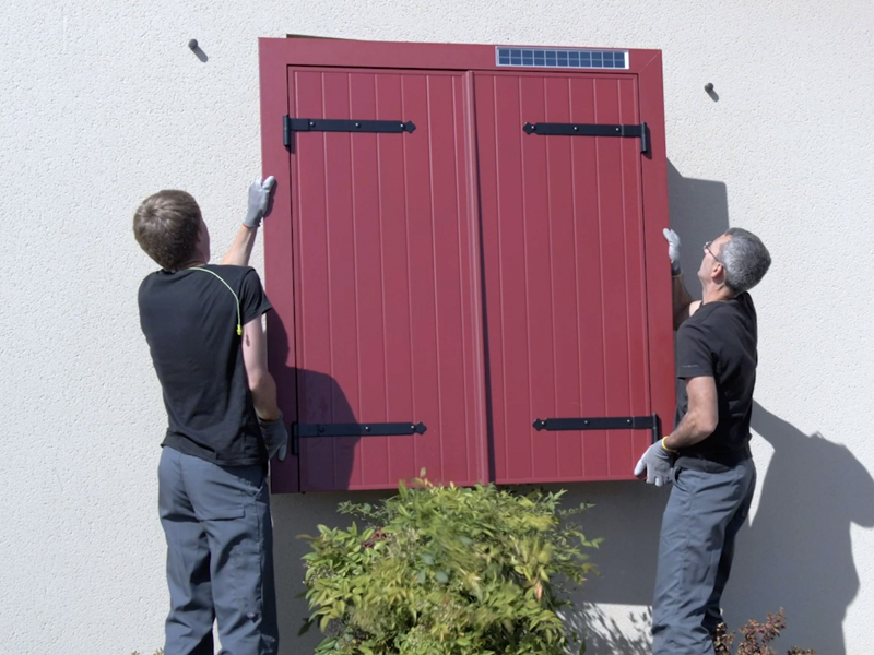 pose-volet-battant-aluminium-solaire-avec-bati