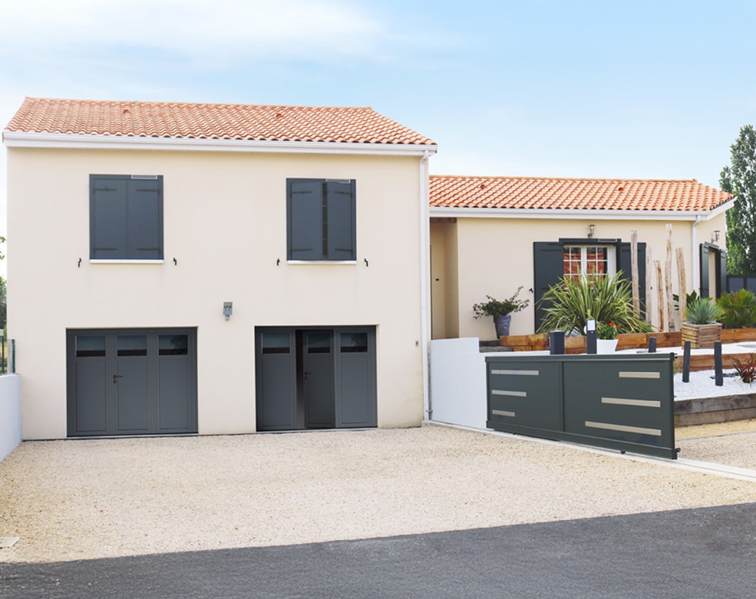 La porte de garage CYLLÈNE <br> L’aluminium au service de votre confort et de votre style