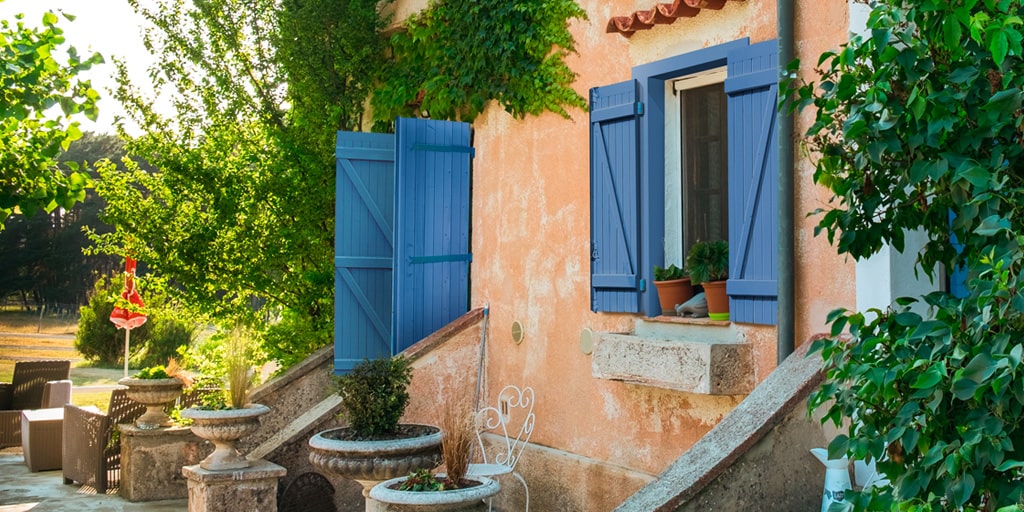 pourquoi-choisir-des-volets-battants-en-bois-pour-votre-maison-guide-complet-sothoferm